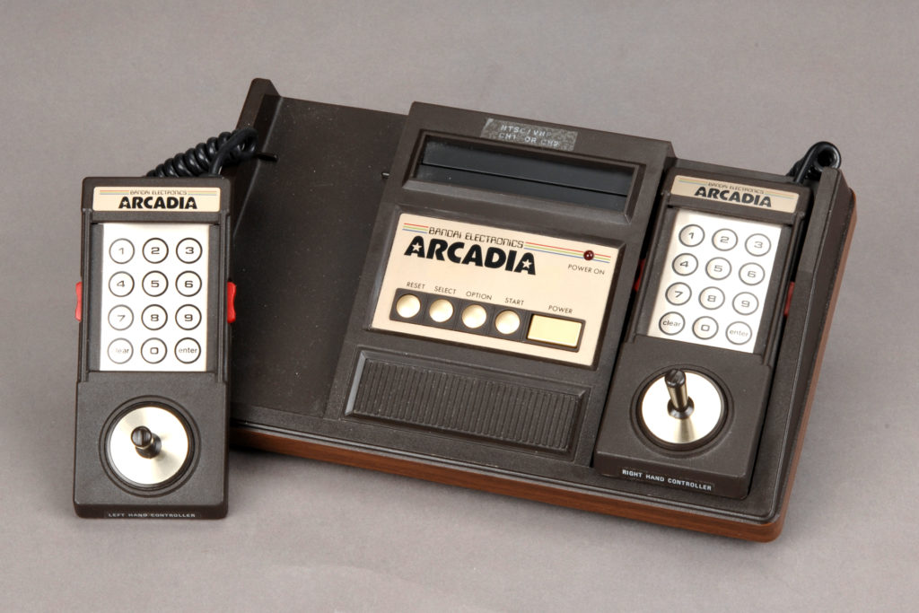 ※アルカディア：1983年3月にバンダイが19,800円で発売した家庭用ゲーム機。ちなみに、同年7月にファミコンが発売。