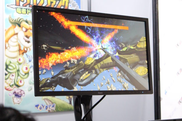 プレイヤーが弓を構えると、画面上にも弓が表示される。持ち手を傾ければ、写真のように弓を横に寝かせた状態で攻撃することも可能だ。