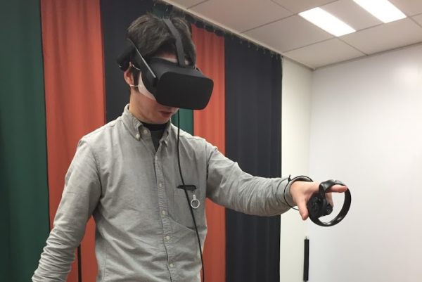 VR空間内で女の子に触れる!? 指の曲げ伸ばしも判別できる「Oculus Touch」はVRに没入できる魔法のコントローラーだった_007