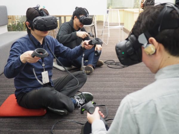 VR初日の出、VR福笑い、そしてVR食事!? すべてが仮想空間で完結する「VR新年会」を開いてみた_019
