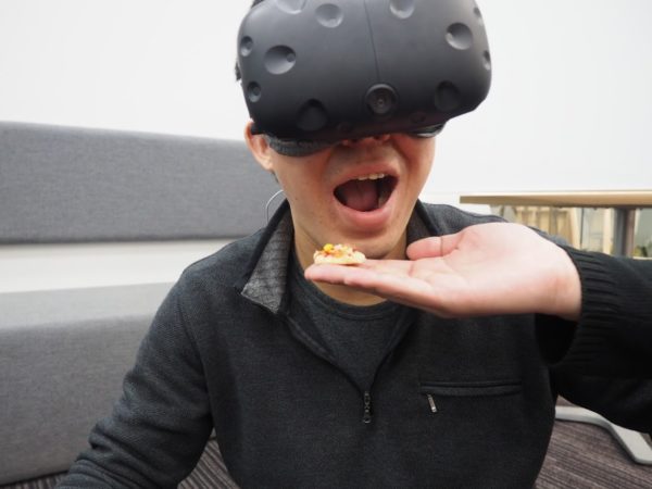 VR初日の出、VR福笑い、そしてVR食事!? すべてが仮想空間で完結する「VR新年会」を開いてみた_027