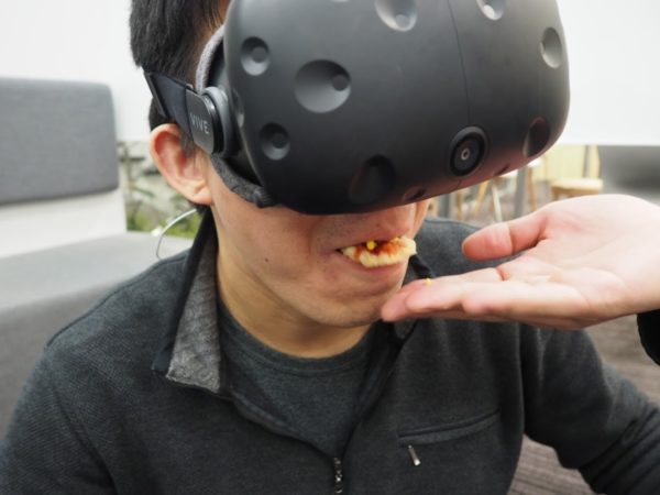 VR初日の出、VR福笑い、そしてVR食事!? すべてが仮想空間で完結する「VR新年会」を開いてみた_028