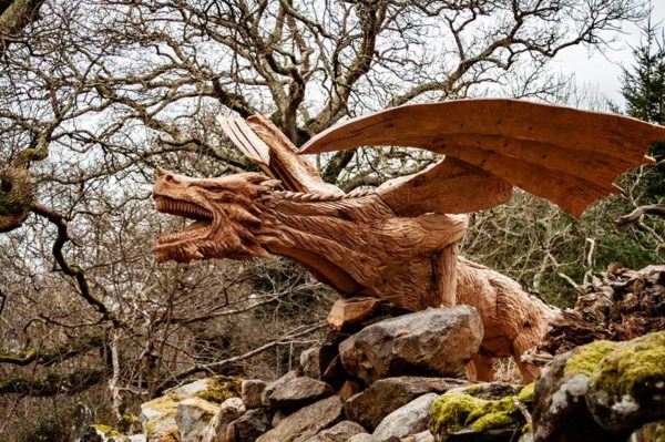 「ベセスダ（町）のドラゴン」がイギリスで話題に。精巧な木彫り彫刻の出来に警察が交通事故の懸念も示す_001