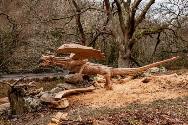 「ベセスダ（町）のドラゴン」がイギリスで話題に。精巧な木彫り彫刻の出来に警察が交通事故の懸念も示す_003