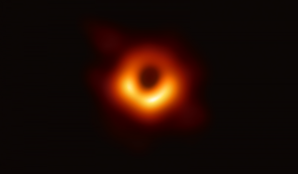 『ダクソ』のダークリングだ、いや『スマブラSP』参戦時のインクリングの瞳だ。世界で初めて観測された「ブラックホール」でゲーム大喜利が始まる_001