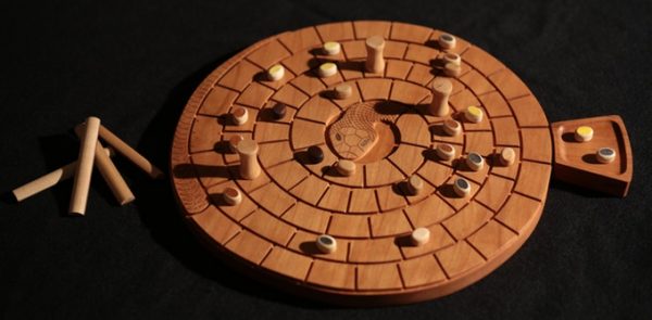 5000年前のエジプトで遊ばれたボードゲーム『メヘン』を現代に甦らせるKickstarterプロジェクトスタート。太陽神を守る蛇の神を模した螺旋状の遊戯板_001