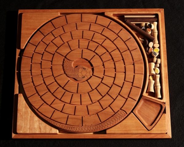 5000年前のエジプトで遊ばれたボードゲーム『メヘン』を現代に甦らせるKickstarterプロジェクトスタート。太陽神を守る蛇の神を模した螺旋状の遊戯板_002