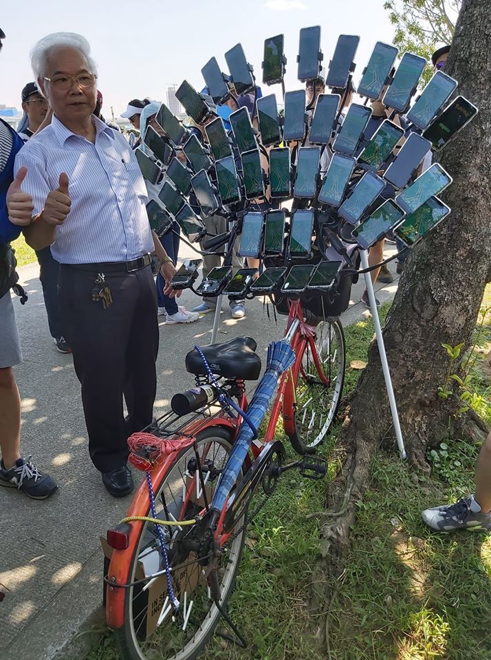 大量のスマホで ポケモンgo を一斉プレイする台湾の ポケモンgoおじいちゃん がさらに進化 自転車に67台ものスマホを孔雀模様に装着