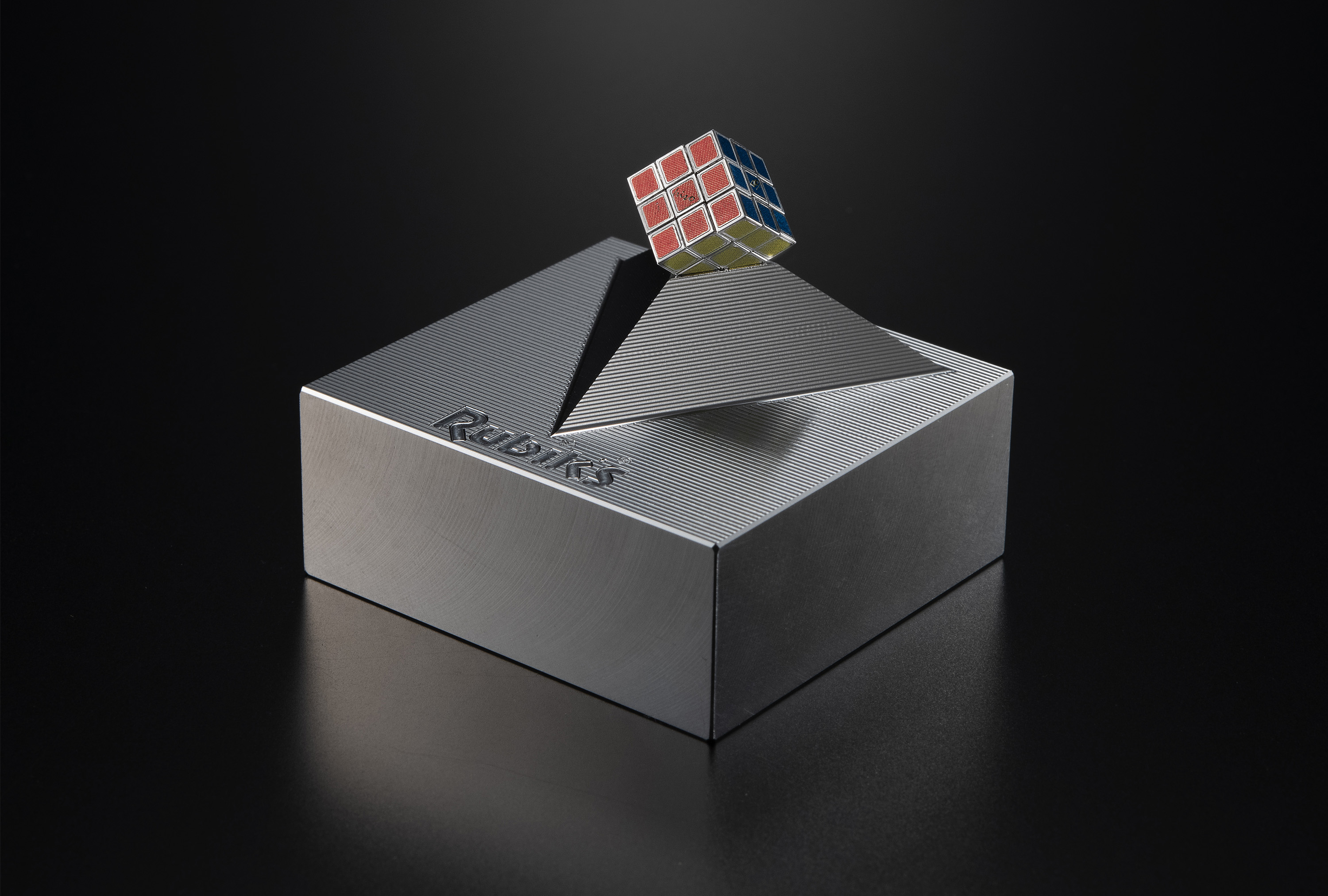 メガハウスより、日本の精密加工技術で作られた「世界最小の金属製ルービックキューブ」が発売決定。世界展開40周年記念のファンアイテム_004