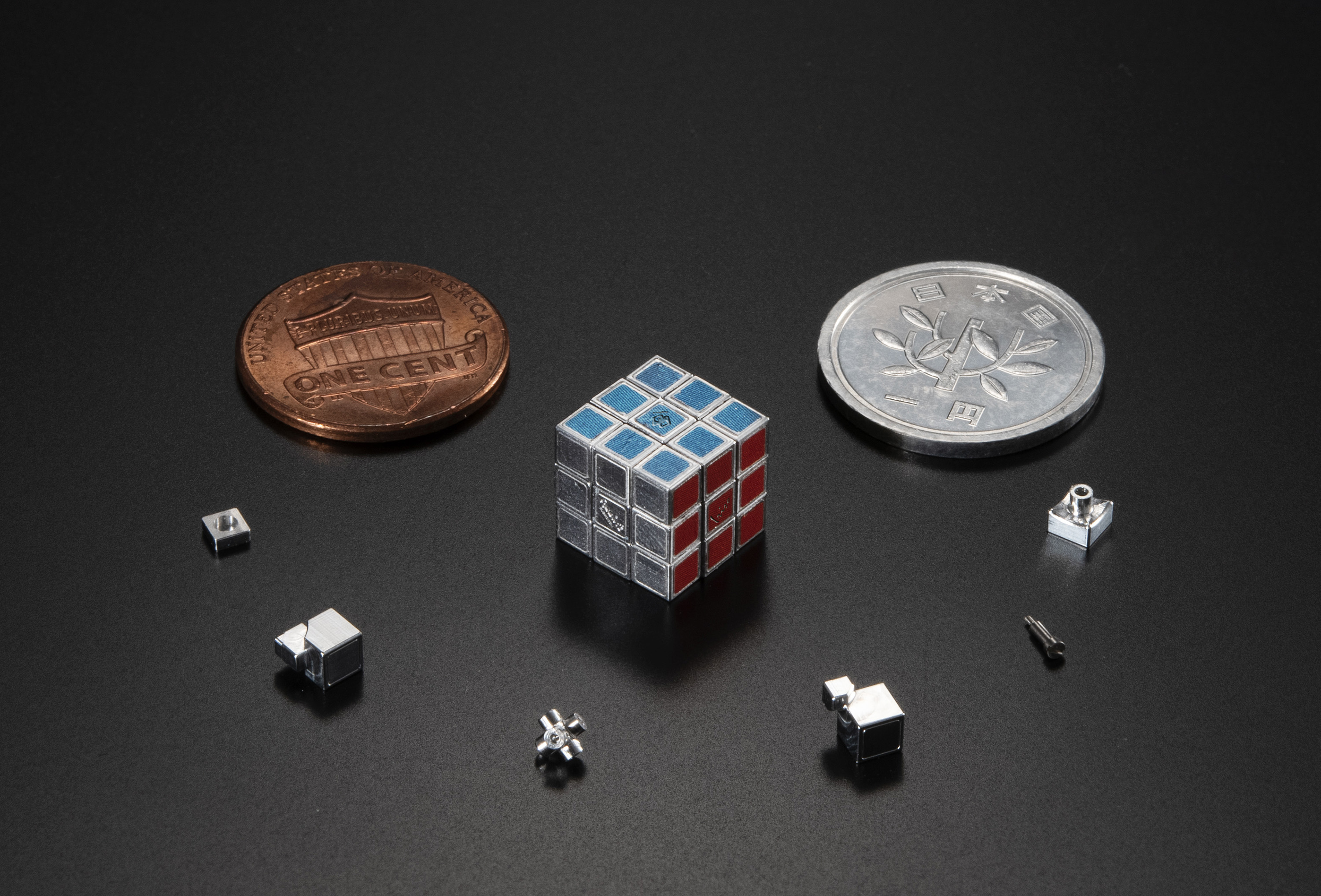 メガハウスより、日本の精密加工技術で作られた「世界最小の金属製ルービックキューブ」が発売決定。世界展開40周年記念のファンアイテム_001