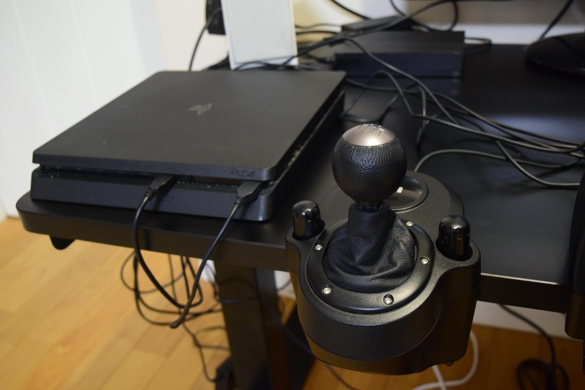 健康のためにFLEXISPOTの「電動式昇降デスク」を導入したら、家がゲームセンターになった_033