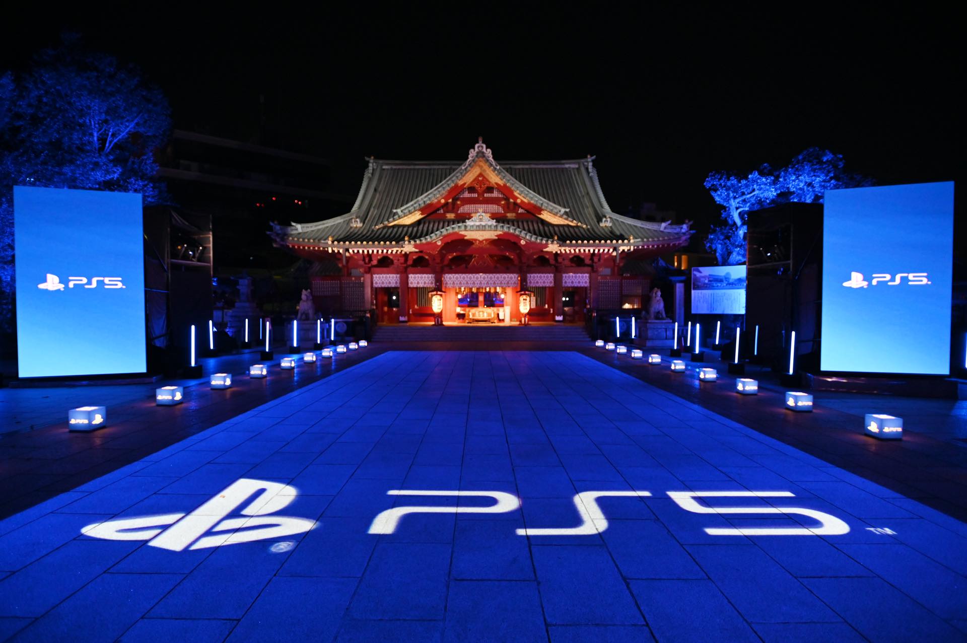 PS5のライトアップが神田明神に出現。明日11月12日の発売を記念して_001