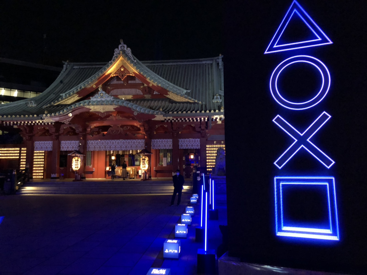 PS5のライトアップが神田明神に出現。明日11月12日の発売を記念して_002