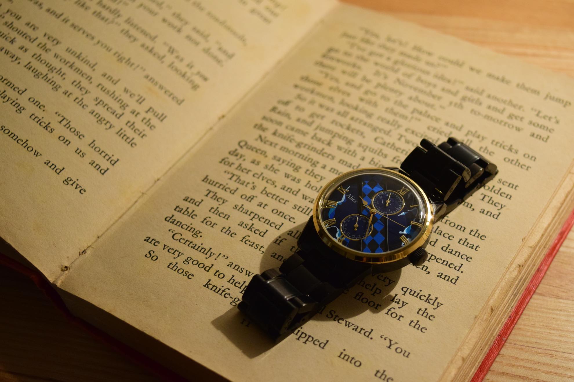 ブレイカーモードのアリスを細部まで表現！時間に「束縛」された『SINoALICE－シノアリス－』の腕時計をあなたの手元に。_002