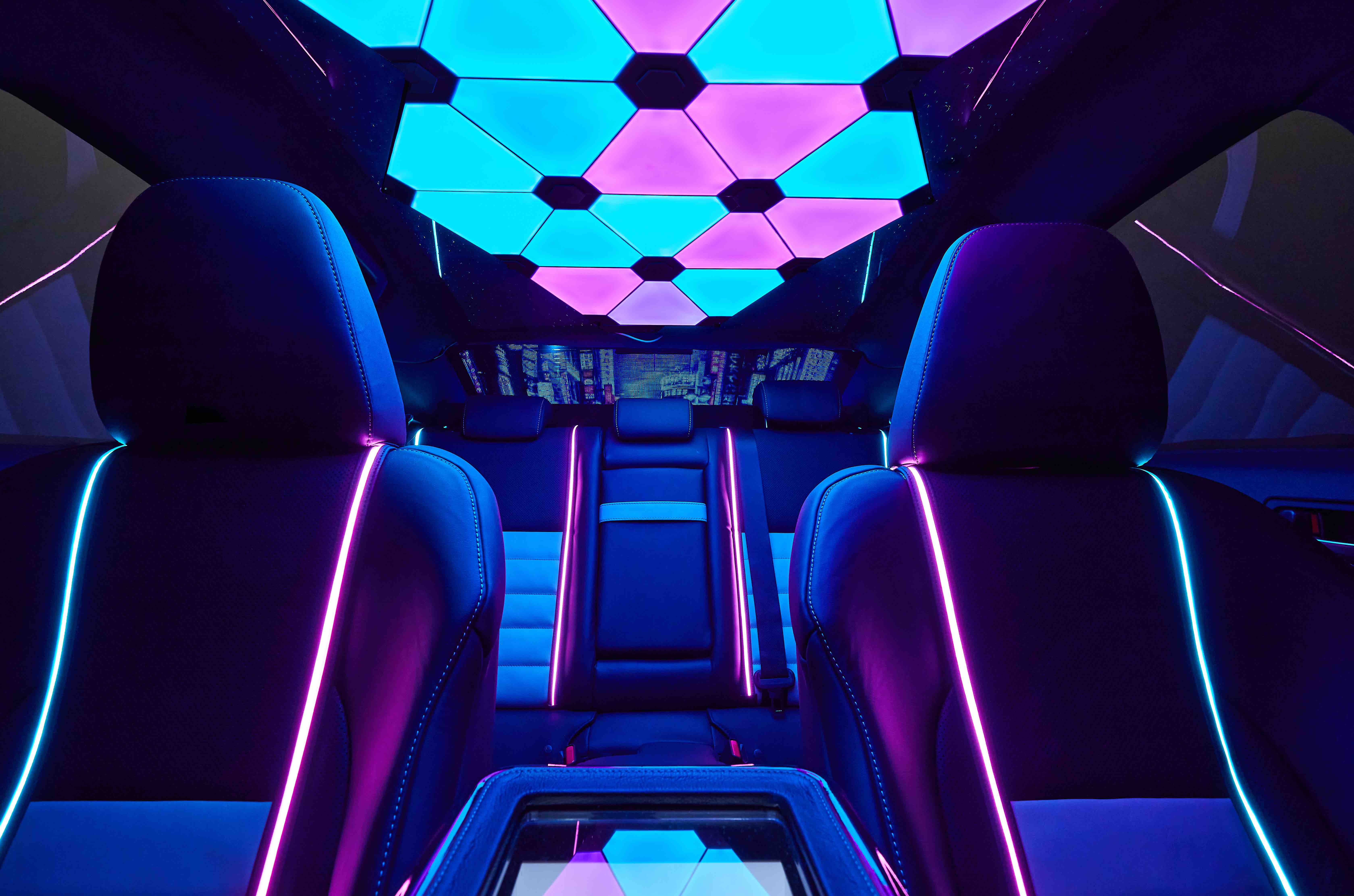 トヨタの高級車ブランド Lexusが北米向けに ゲーミングセダン を公開 ネオンで光る内装の助手席にカーブモニターを配置 トランクには特注のゲーミングpcも