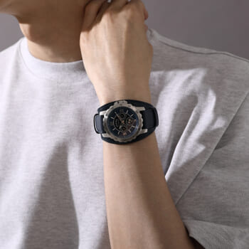 『バイオハザード』シリーズ25周年を記念した腕時計・バッグ・財布が受注生産限定で登場。ジル、レオン、ウェスカー、クリスのシリーズを代表する4人がモチーフに_002
