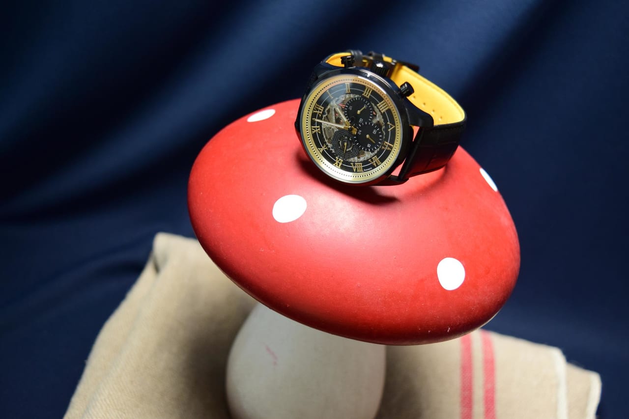 この高級感がたまらない！『東方Project』から、機械式の盤面がゴールドに輝く「霧雨魔理沙」モデルの腕時計を付けて幻想郷へ出かけよう！