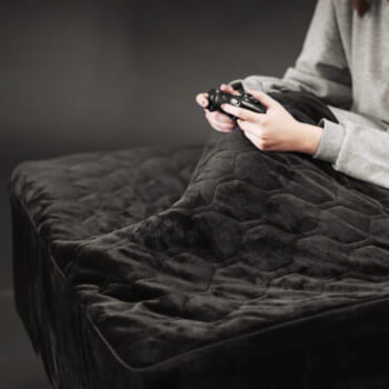 ベッドをまるごと“コタツ化”できるヒーター毛布が発売中。足元に重点を置いた電熱ヒーターとフットポケットで寝ながらのゲームも暖かく楽しめる_004