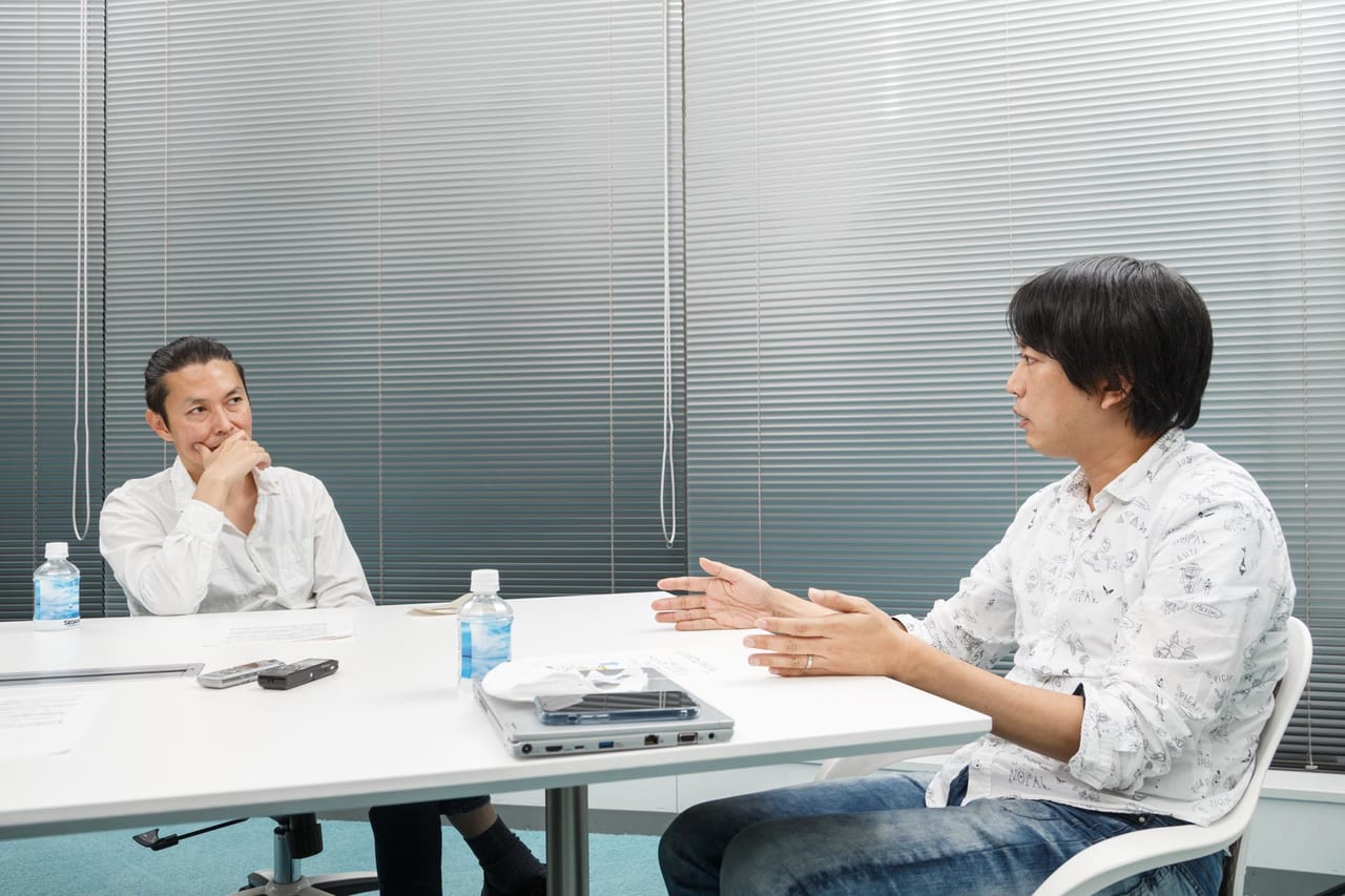 株式会社ストーリーノート代表の藤澤仁氏と『シンクロ』の総合ディレクターの松永純氏