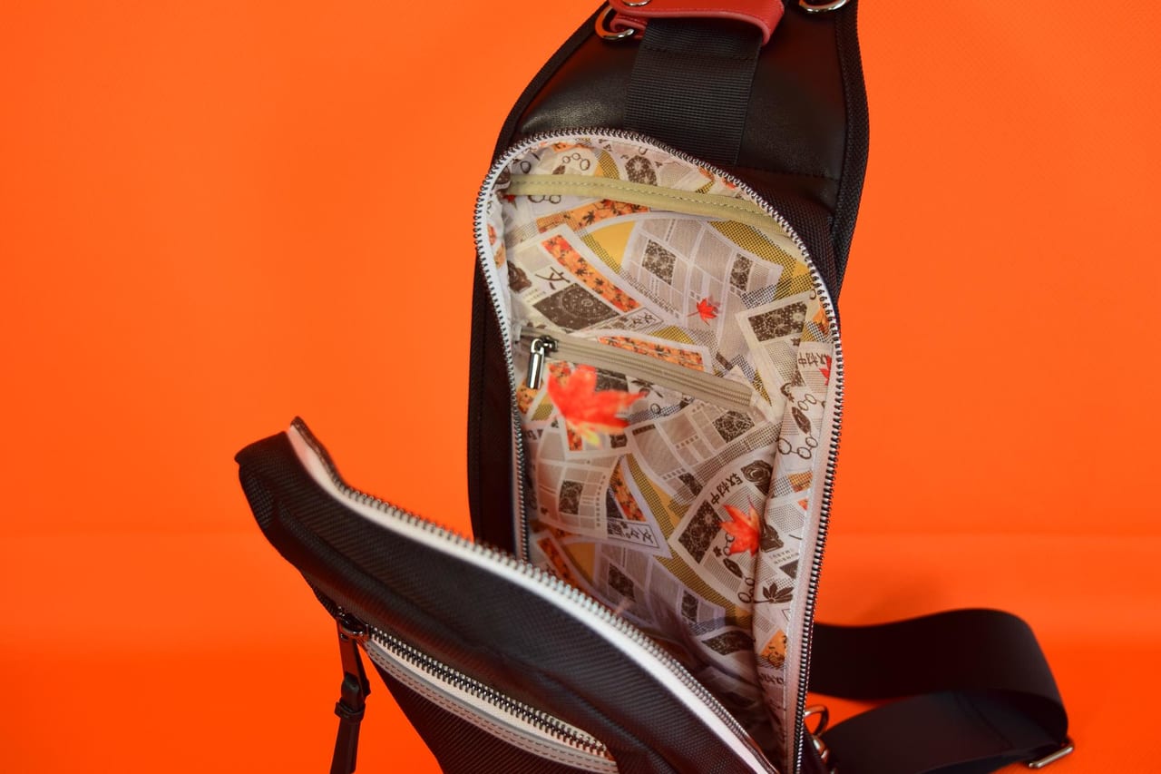 取材時にもってこい！『東方Project』から、ブラックボディの内部にスマートな新聞風デザインが広がる「射命丸文」モデルのボディバッグでインタビューへ飛び回ろう！_015