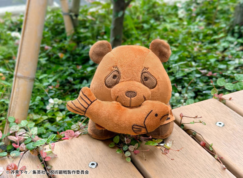 アニメ『呪術廻戦』パンダの木彫り風ぬいぐるみが発売決定。魚をくわえた木彫りの熊風_003