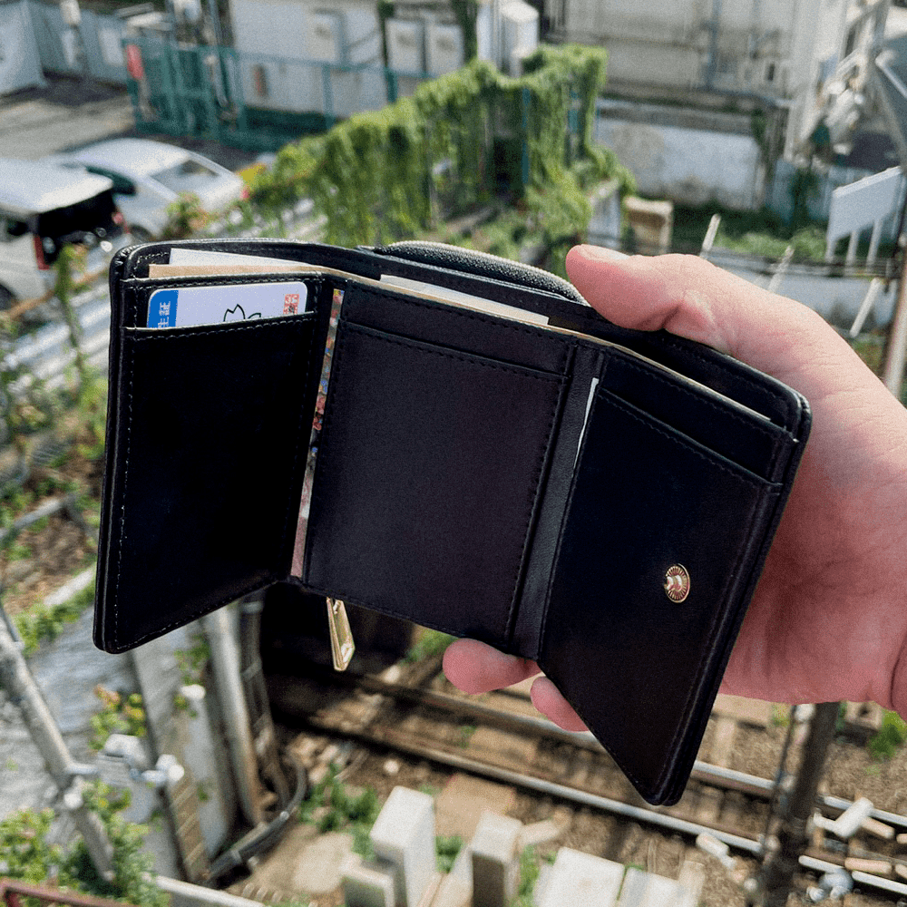 PARCOに怪しすぎる財布「人の財布」が商品として登録される。中身ごと購入でき、いろいろと入っているらしい_002