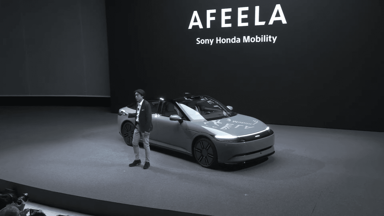 『AFEELA Prototype』の技術ショーケースにて、PS5のコントローラーで車を動かす_004
